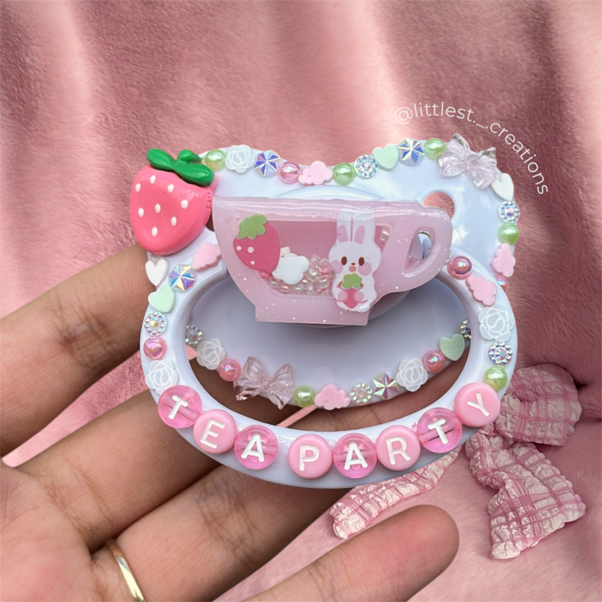 Tea party dry shaker paci